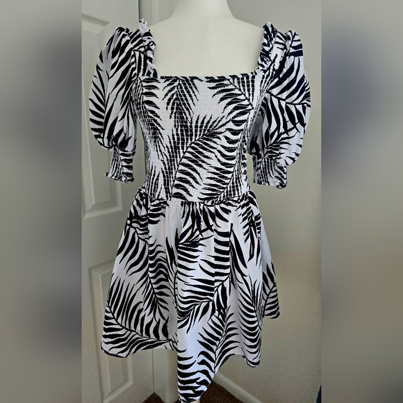 Ivy Street Dresses & Skirts - Black and White Fit and Flare Tropical Puff Sleeve Dress Sz. L